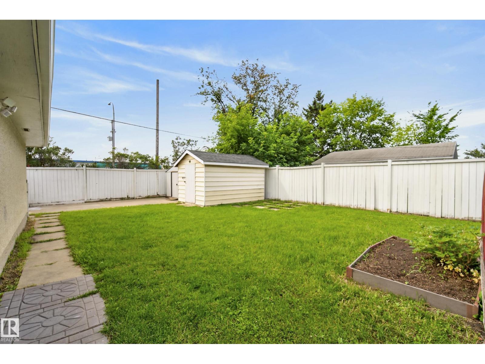8715 64 AV NW - 44