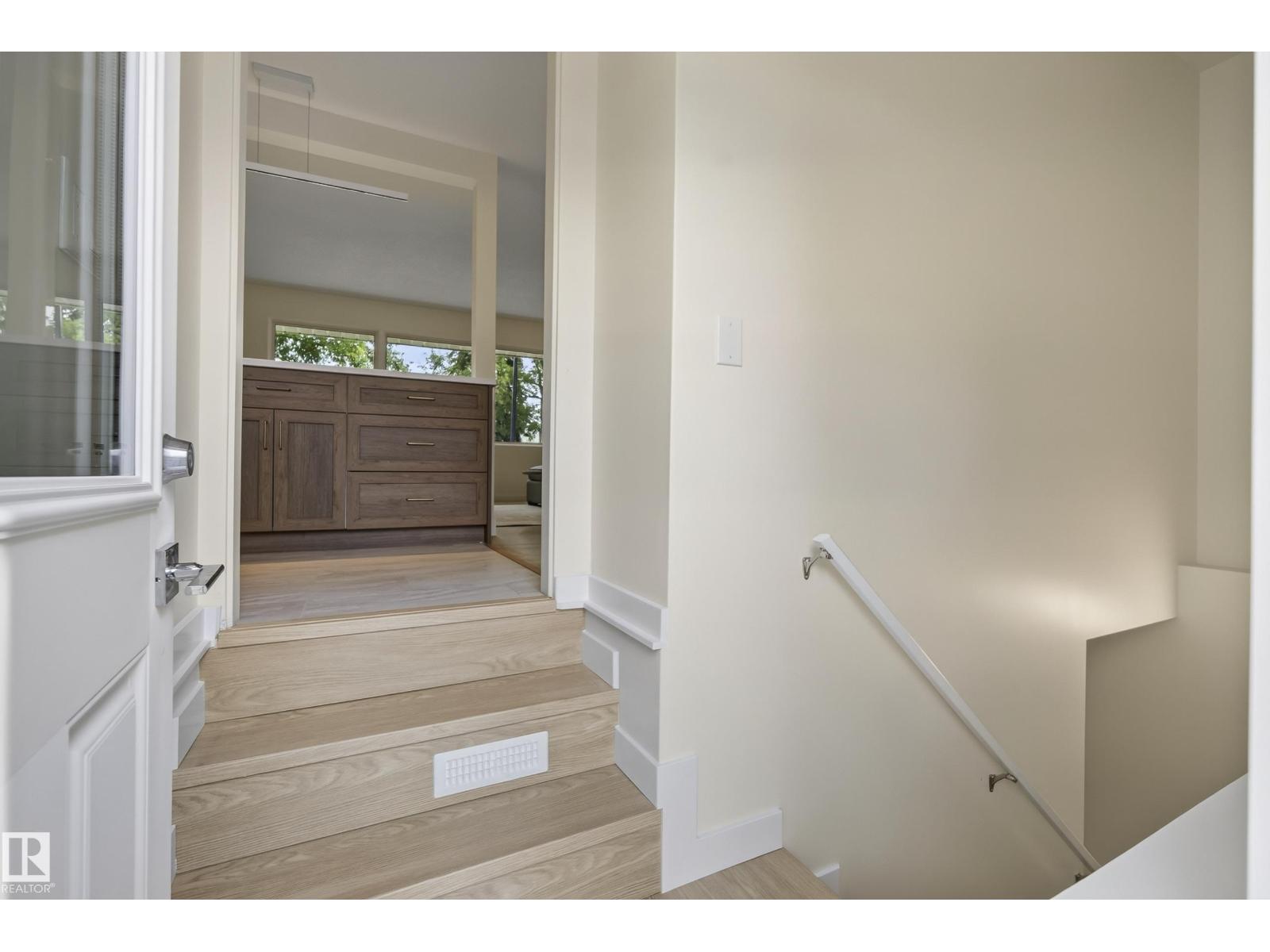 8715 64 AV NW - 27