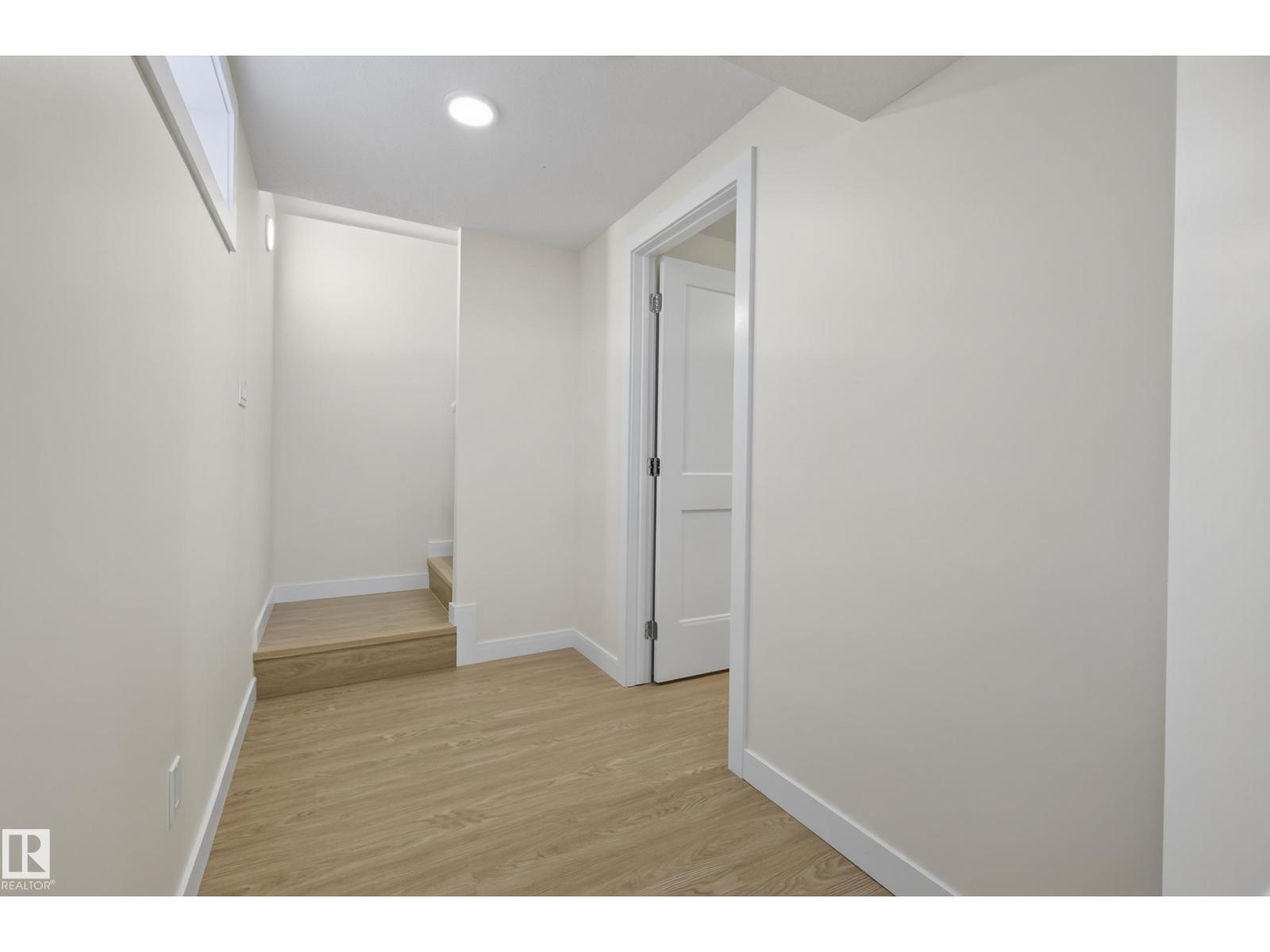 8715 64 AV NW - 28