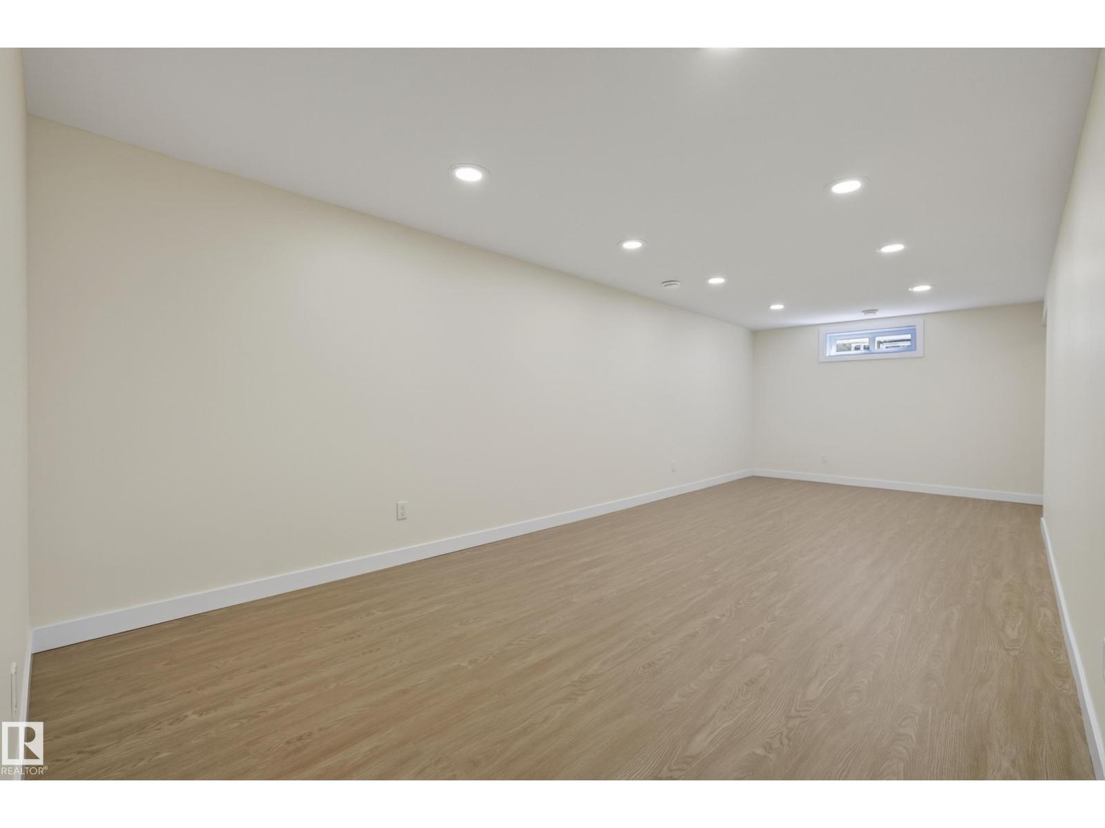 8715 64 AV NW - 32