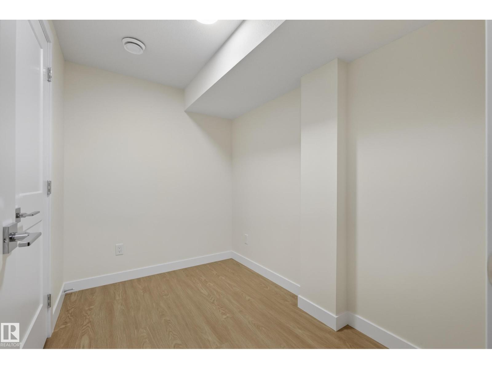 8715 64 AV NW - 37