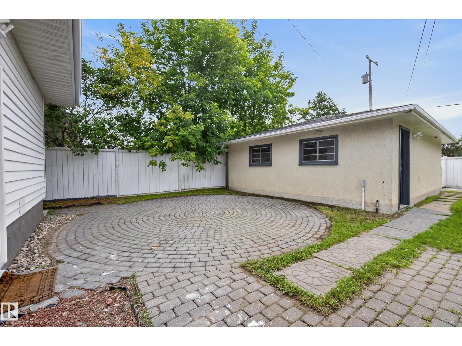 8715 64 AV NW - 43