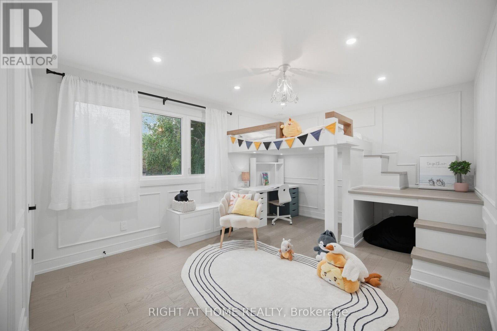 4 SIMMONS CRESCENT - 27