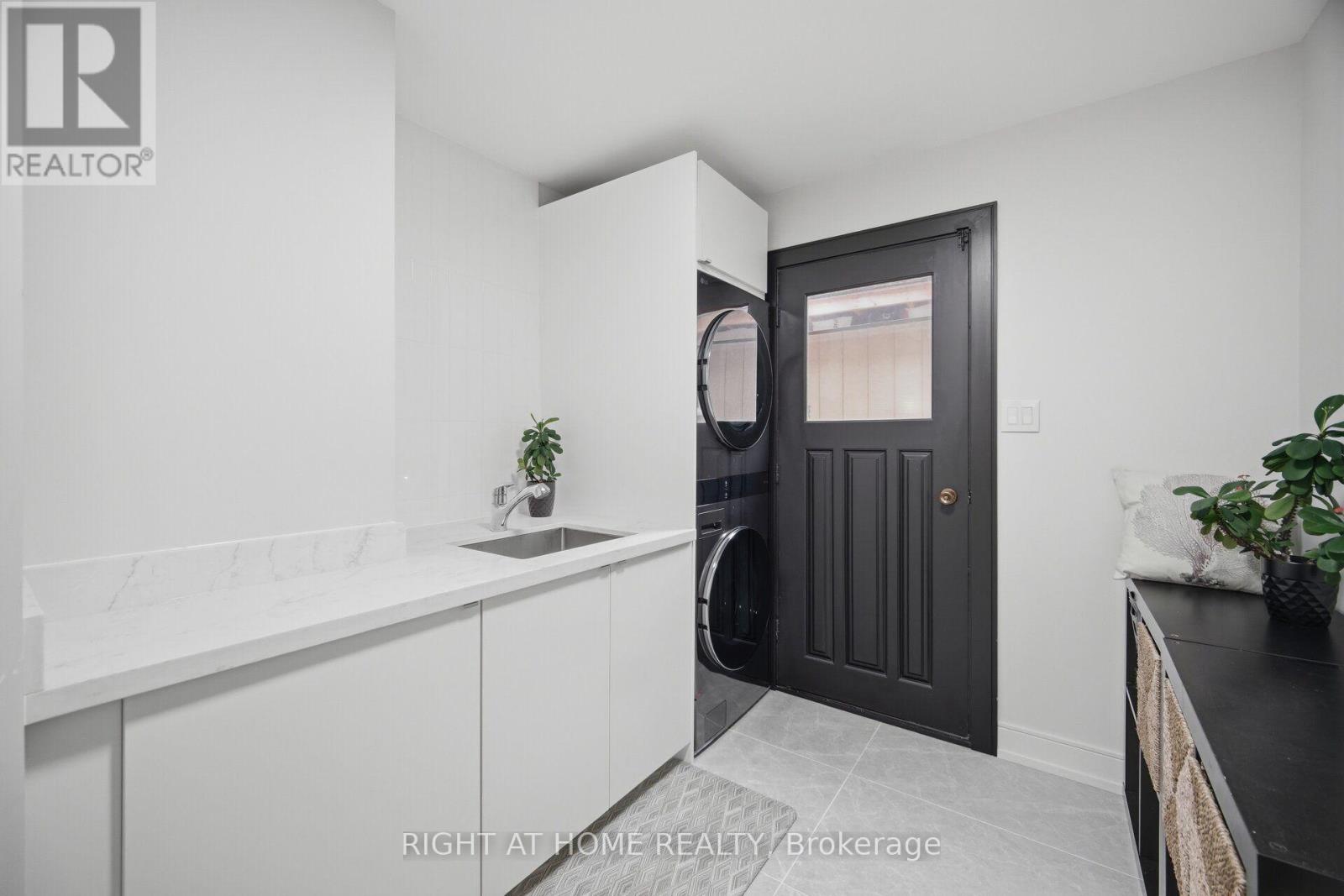 4 SIMMONS CRESCENT - Image 31