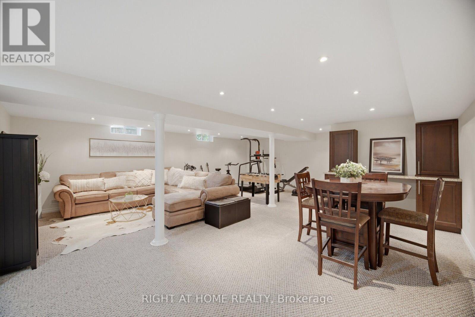 4 SIMMONS CRESCENT - 34