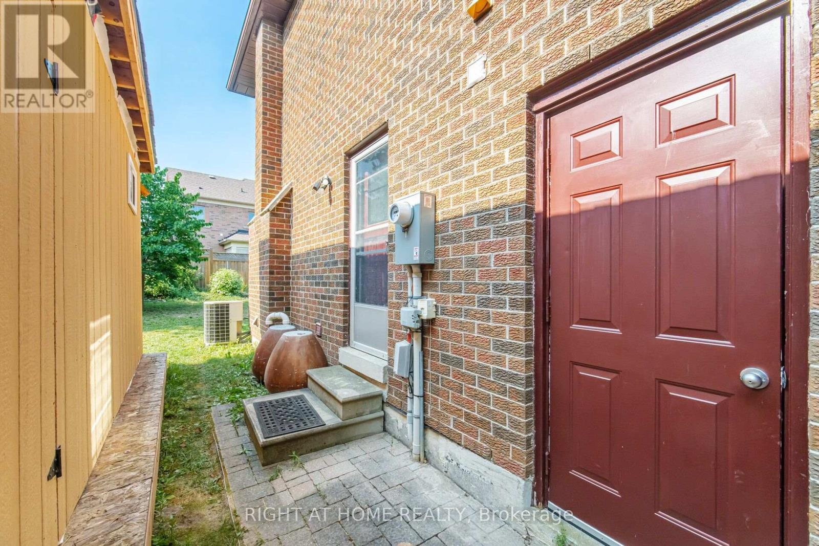4 SIMMONS CRESCENT - 42