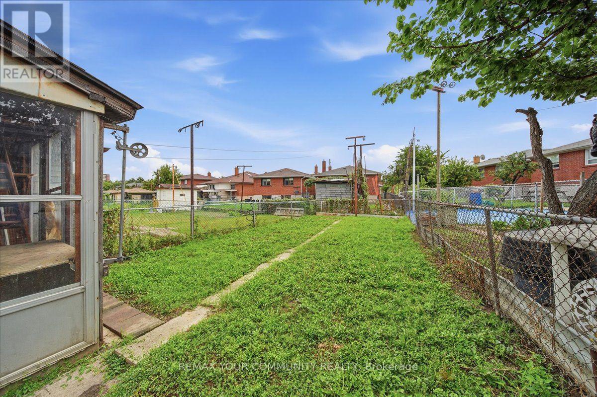 9 HISEY CRESCENT - 32