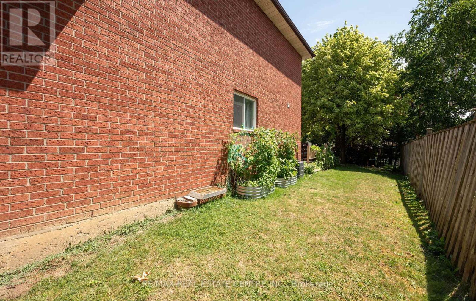 4 ECCLESTONE DRIVE - 40