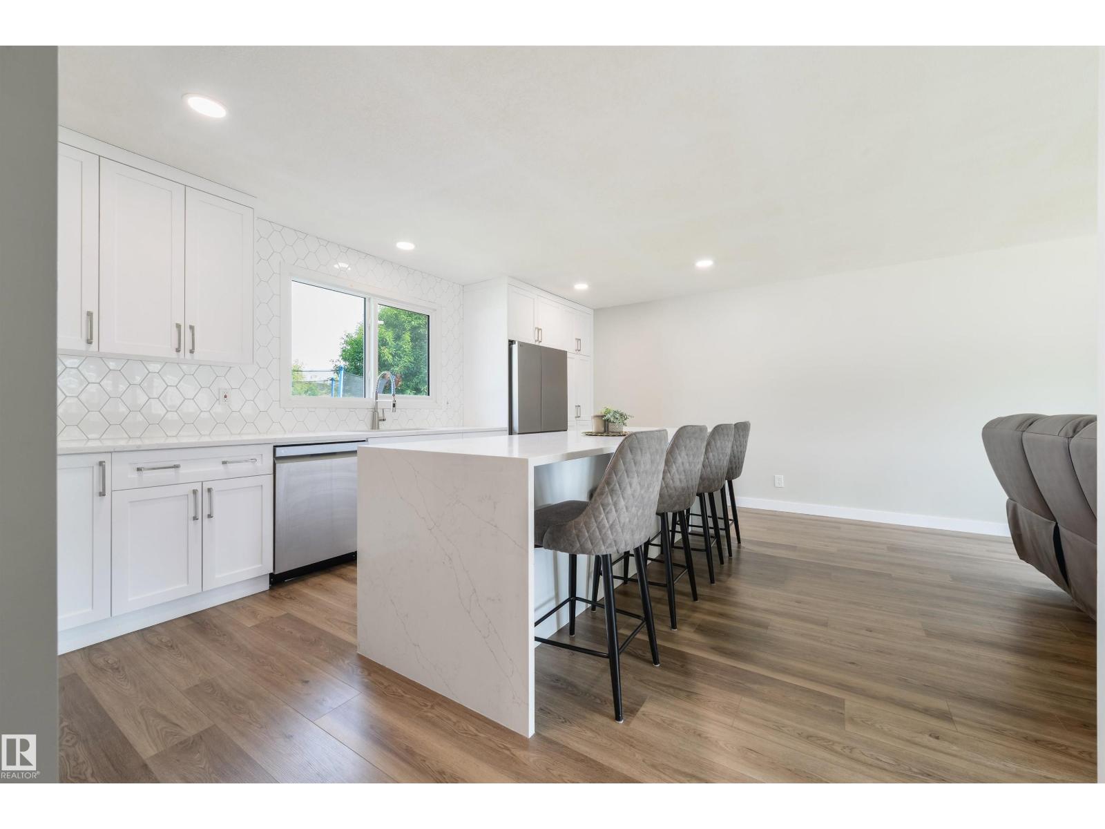 4614 53 ave - 7
