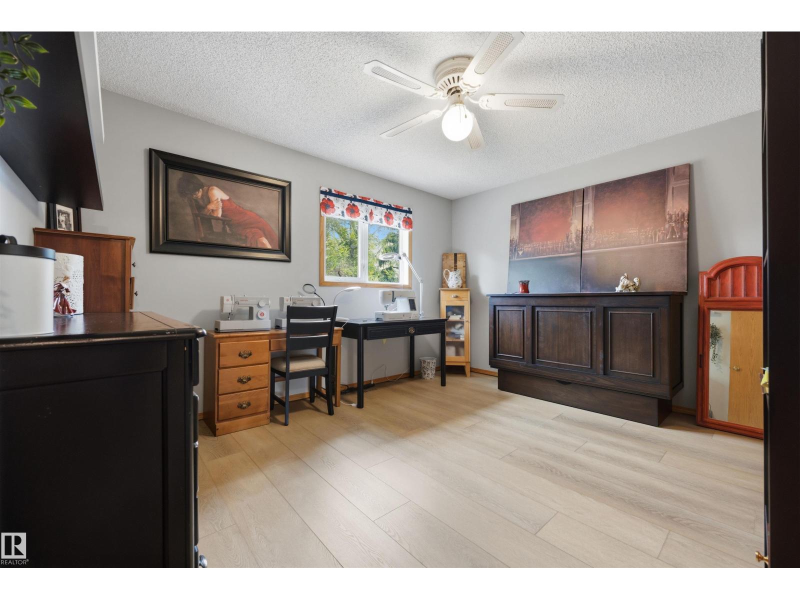 20 CHARLTON Crescent - Photo 32