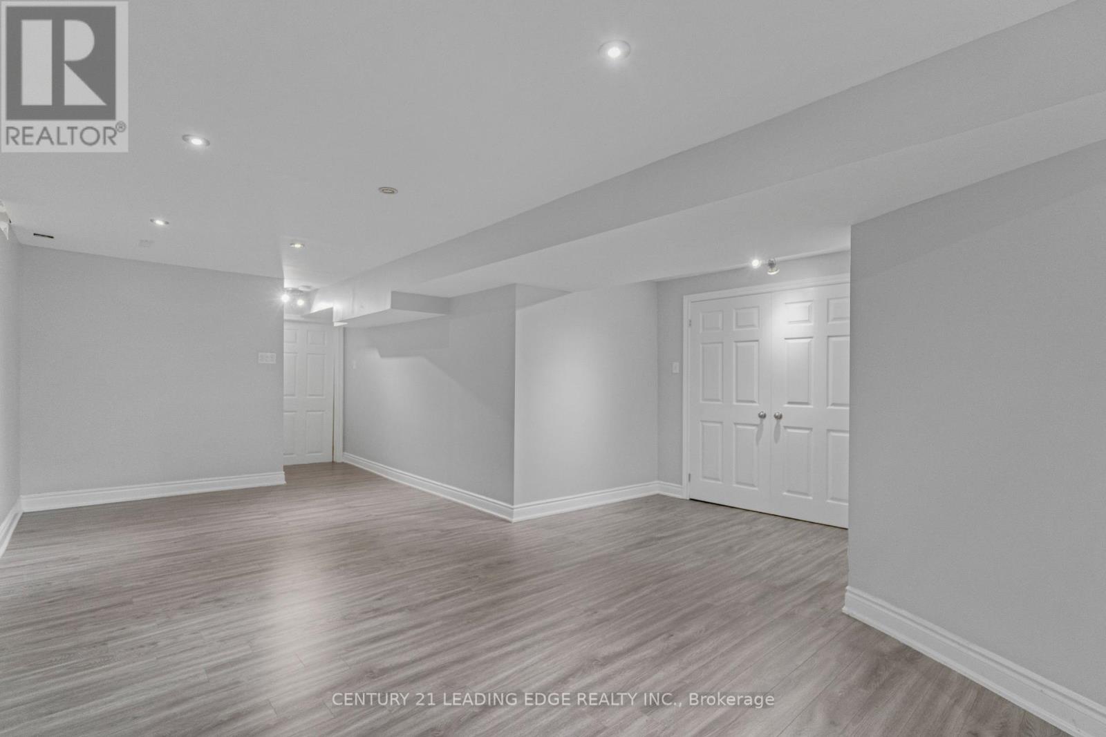 1296 ASHGROVE CRESCENT - Image 32