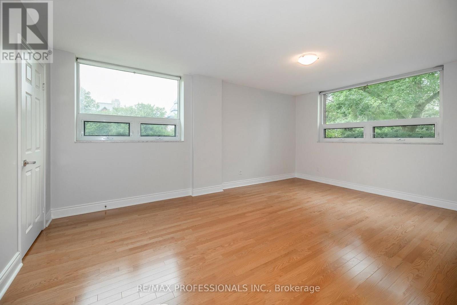 #105 95 LA ROSE AVENUE - 18