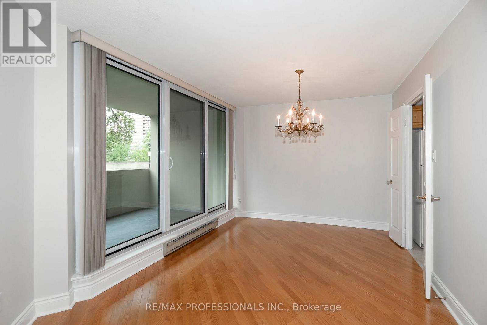 #105 95 LA ROSE AVENUE - 12