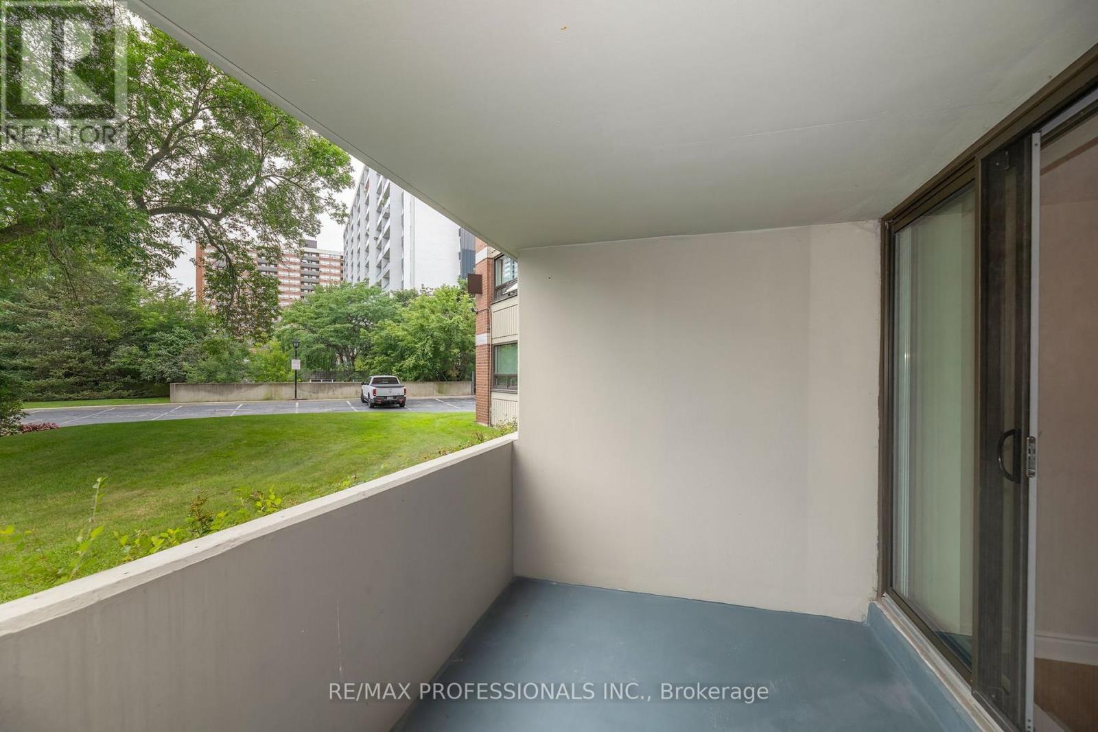 #105 95 LA ROSE AVENUE - 28