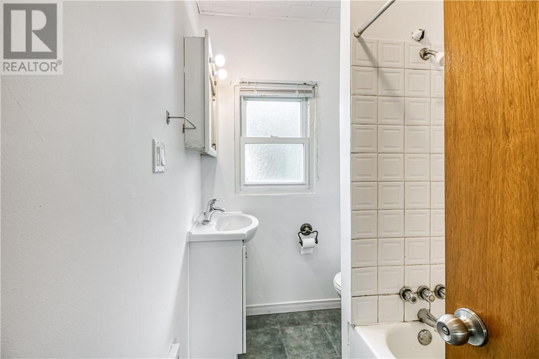 41 King Street E - Image 10