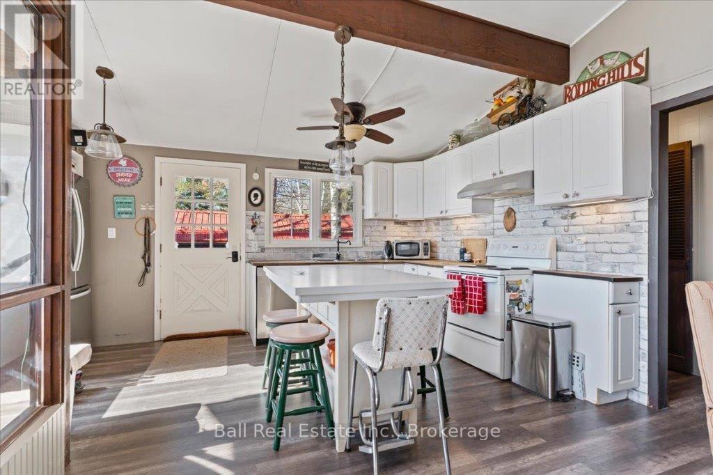 1046 EDITH CRESCENT - Image 3