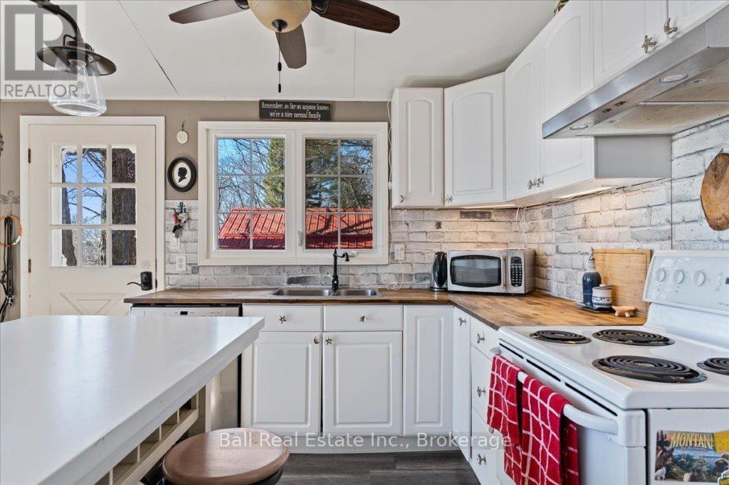 1046 EDITH CRESCENT - 4