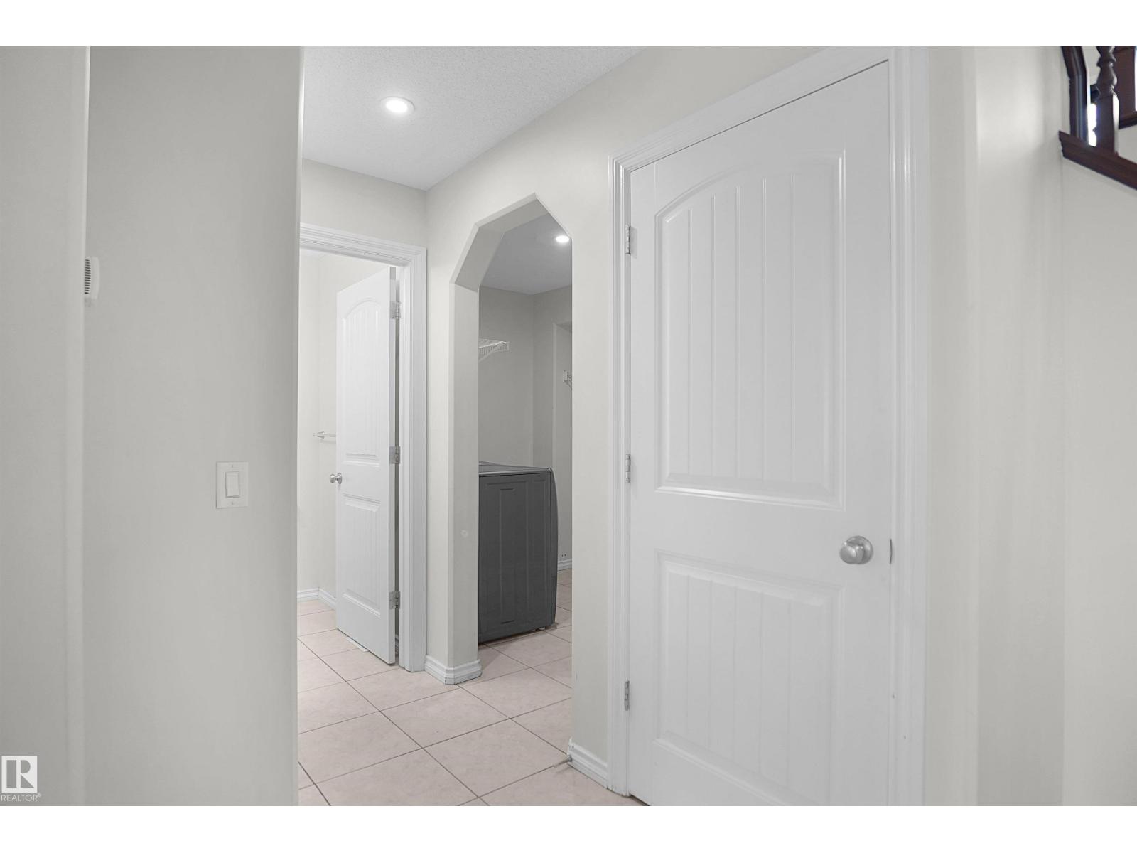 8432 18 AV SW - Image 29