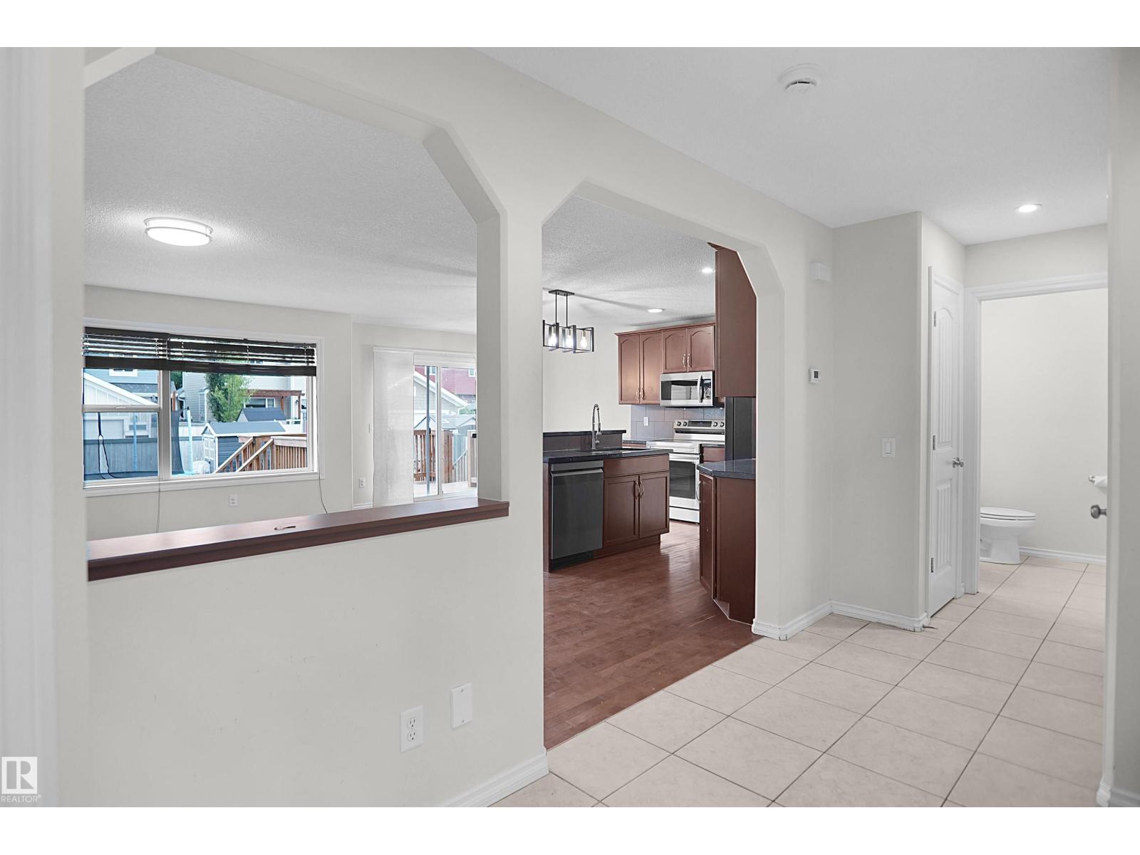 8432 18 AV SW - 10