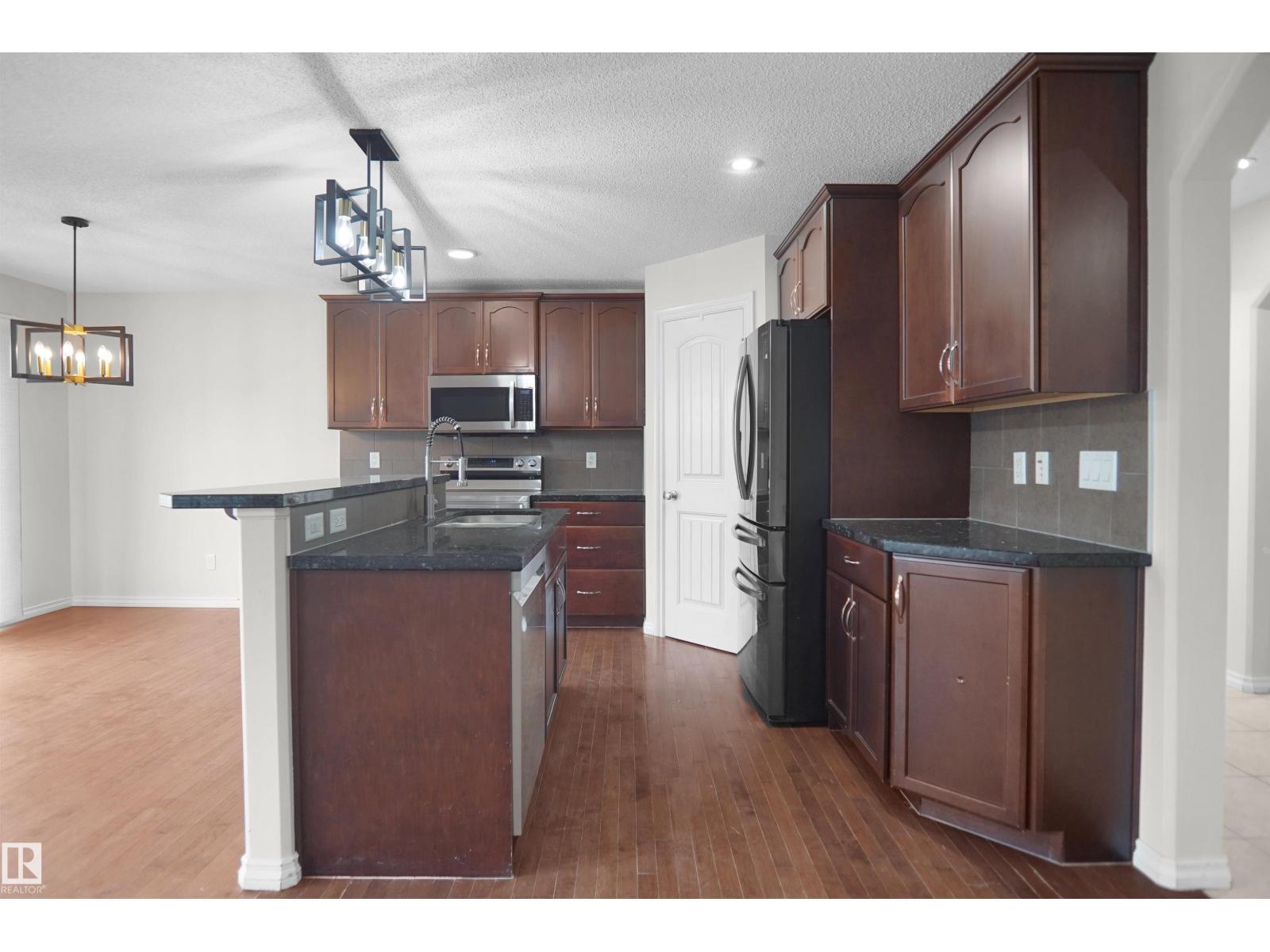 8432 18 AV SW - Image 22