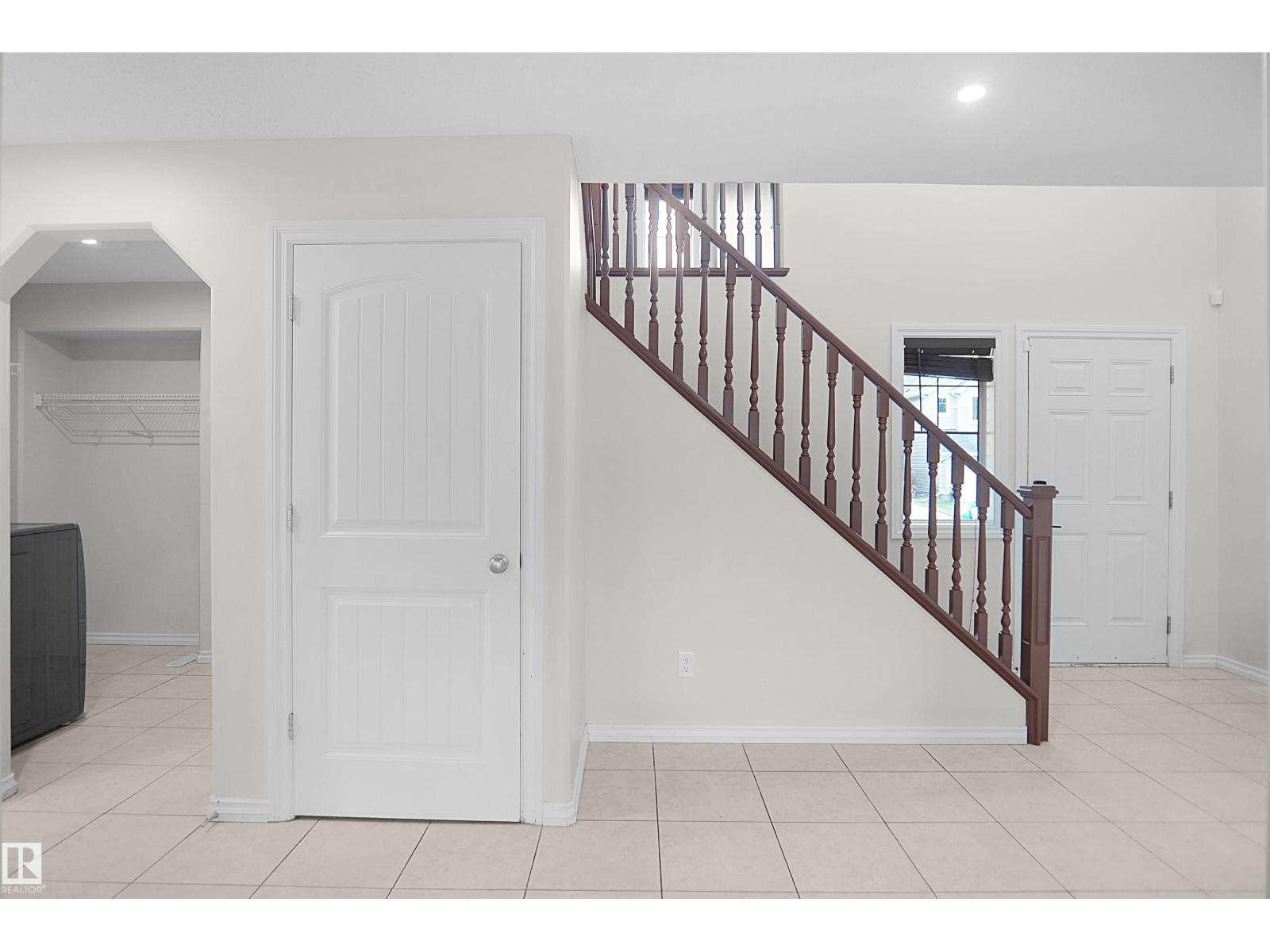 8432 18 AV SW - 9