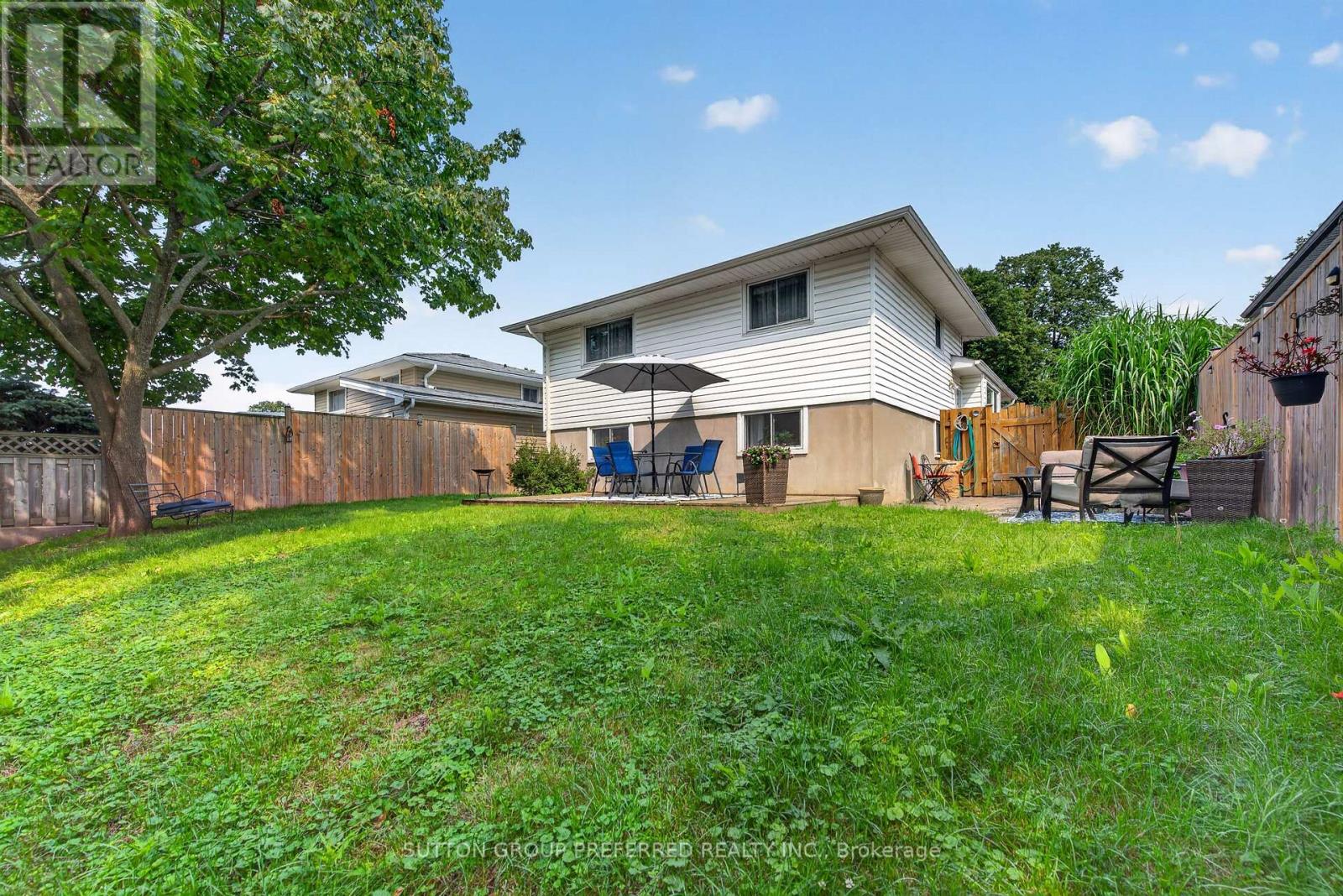 98 SURREY CRESCENT - 35