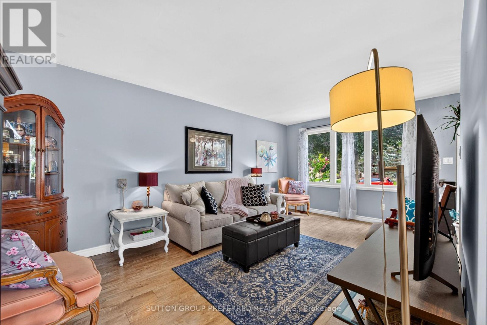 98 SURREY CRESCENT - 9