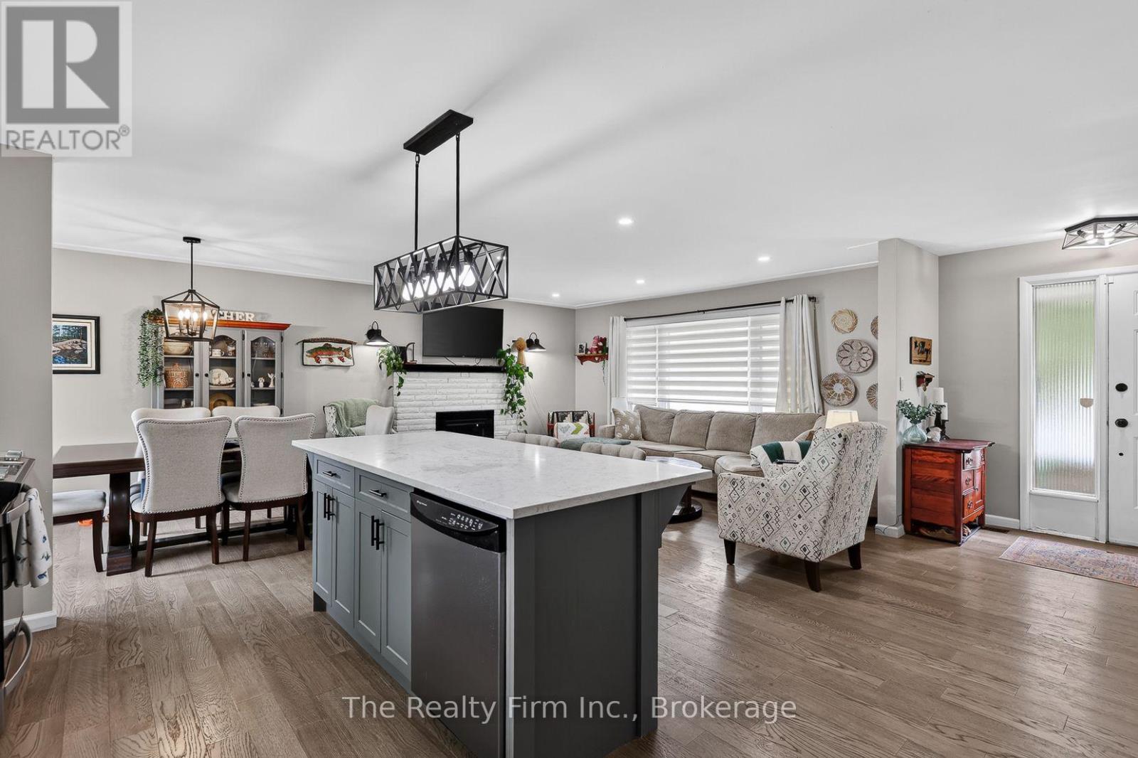 126 SPRINGBANK AVENUE N - Image 13