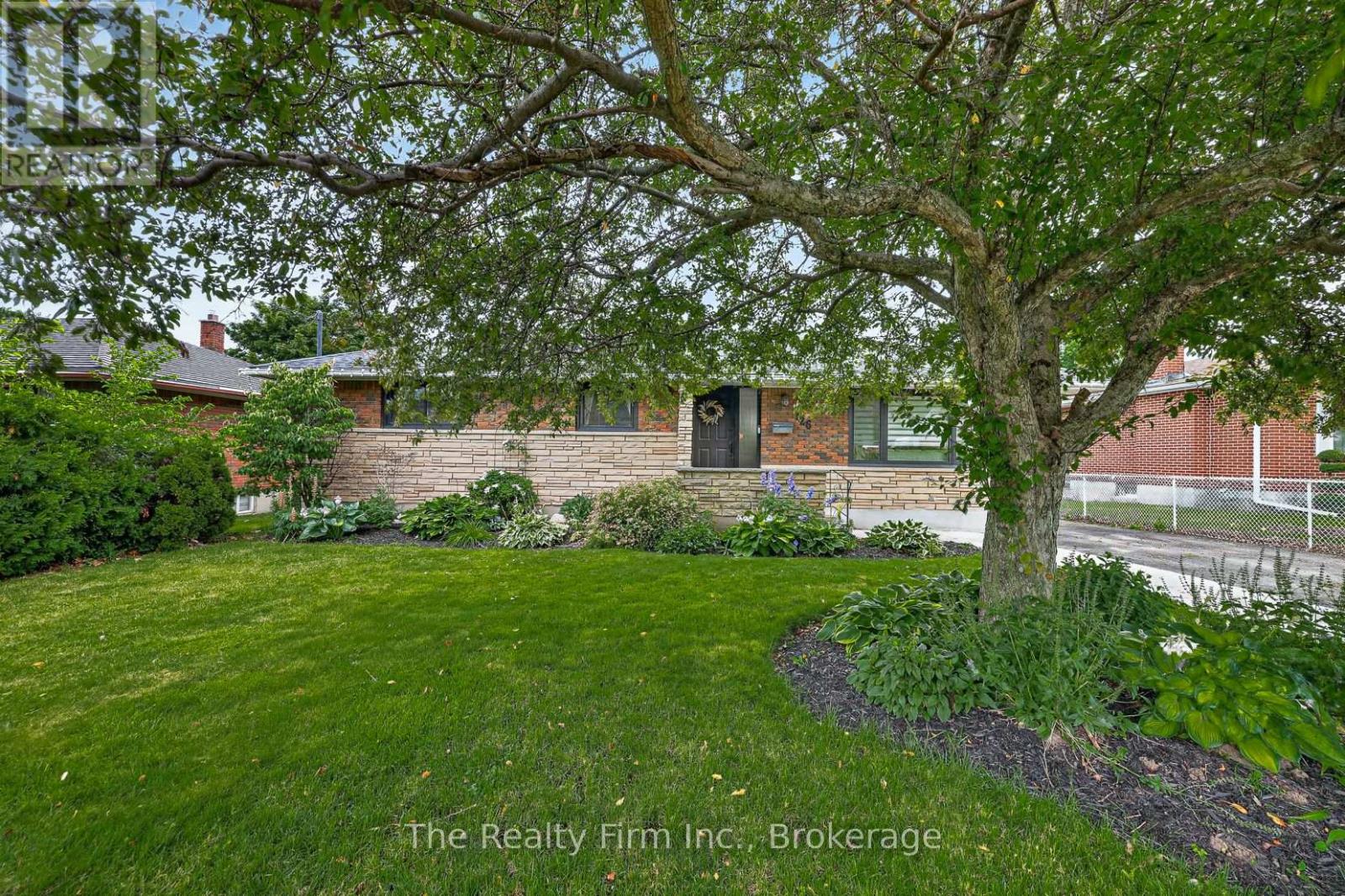 126 SPRINGBANK AVENUE N - 2