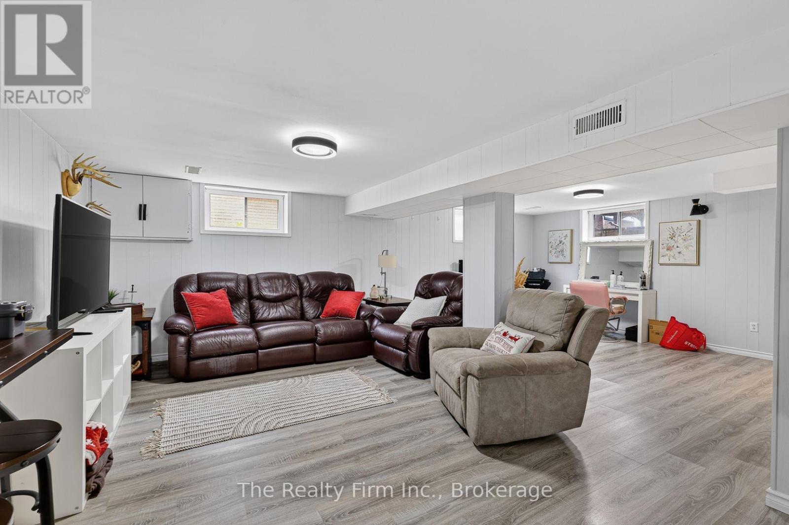 126 SPRINGBANK AVENUE N - Image 21