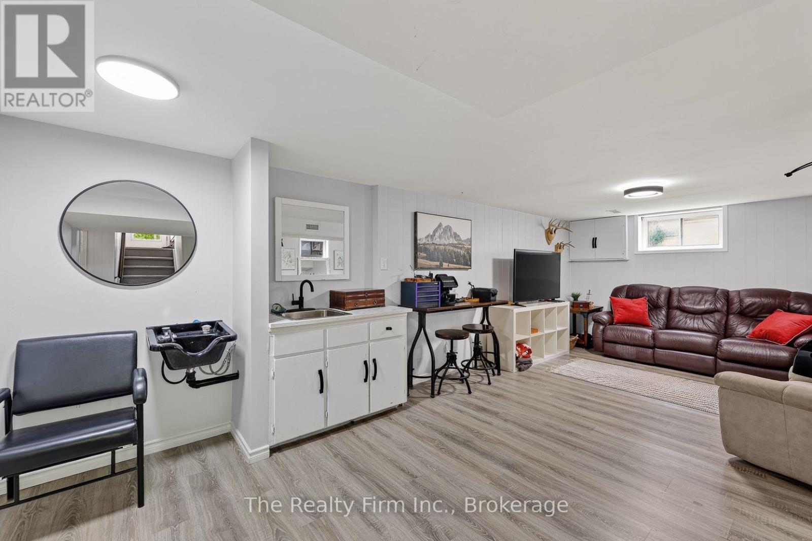 126 SPRINGBANK AVENUE N - 22
