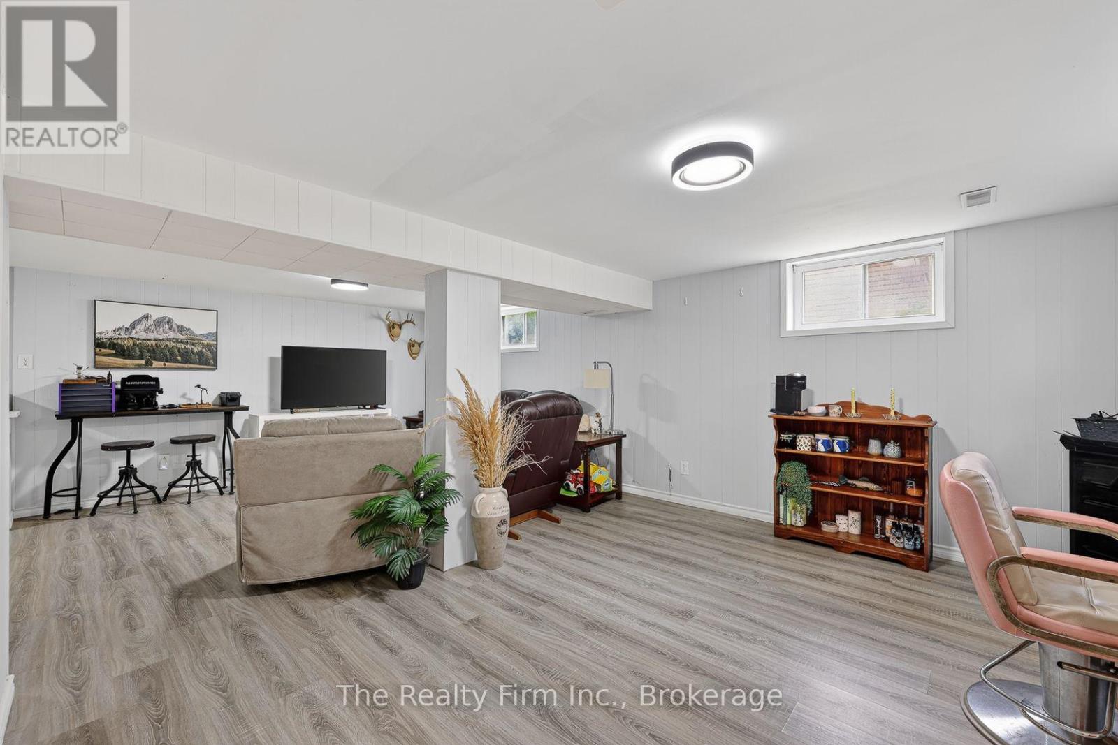 126 SPRINGBANK AVENUE N - 26