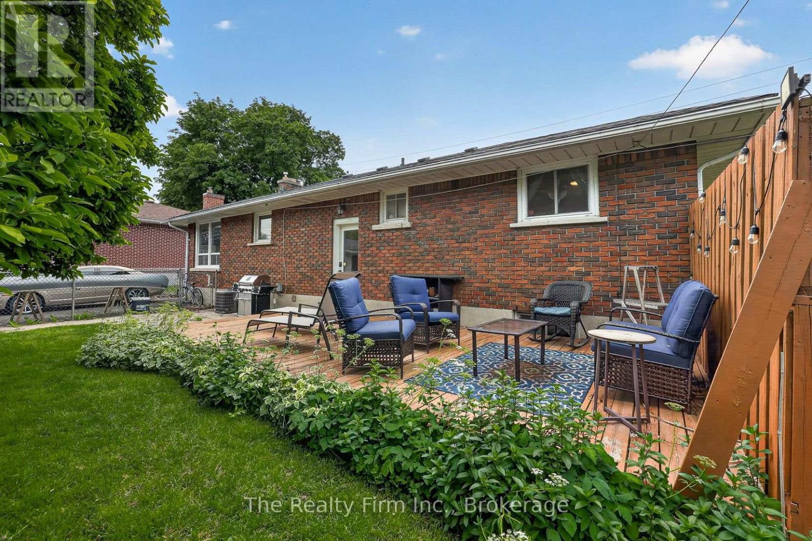 126 SPRINGBANK AVENUE N - Image 34