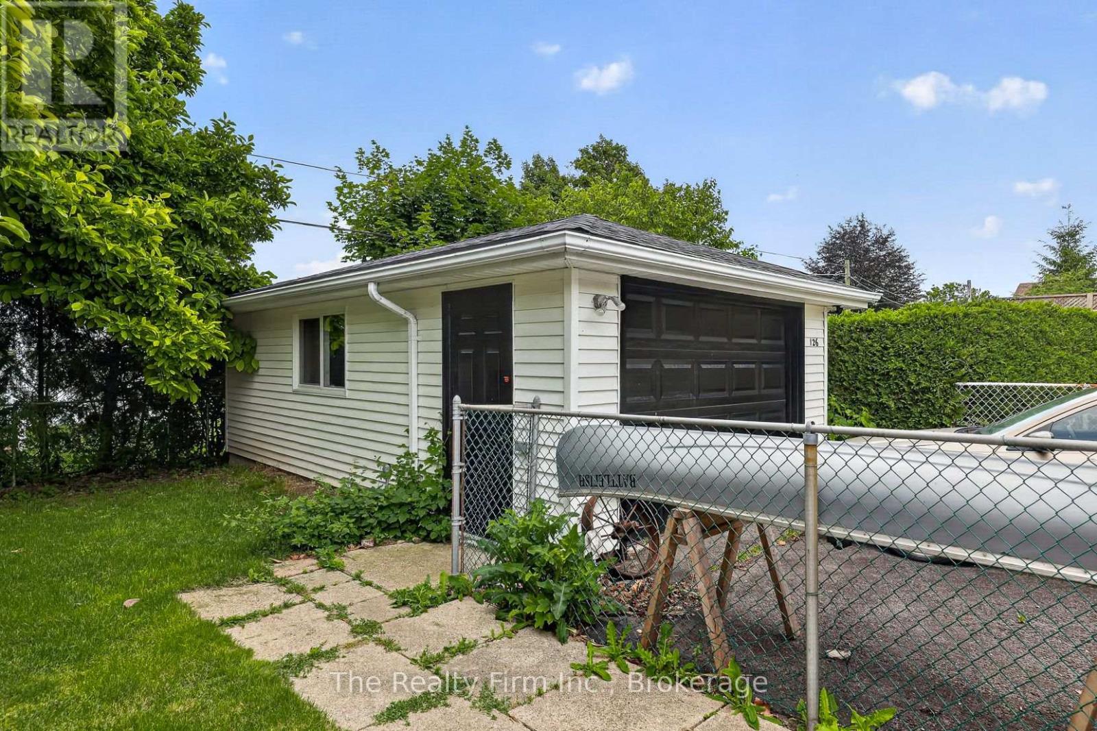 126 SPRINGBANK AVENUE N - Image 37