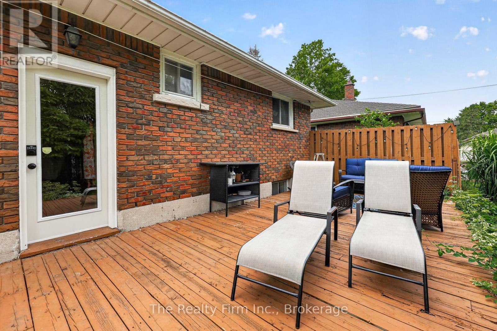 126 SPRINGBANK AVENUE N - 38