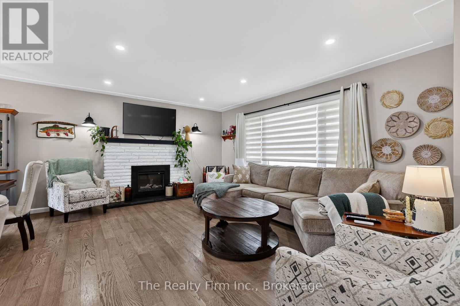 126 SPRINGBANK AVENUE N - Image 6