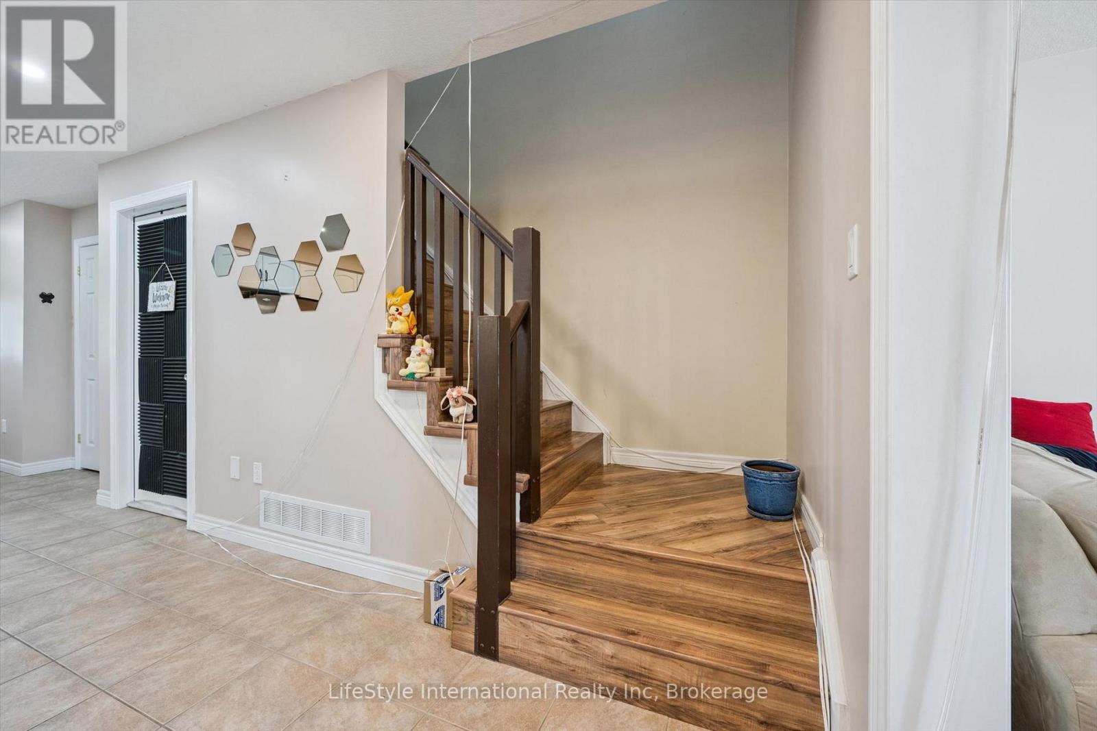 #27 105 BARD BOULEVARD - Image 19