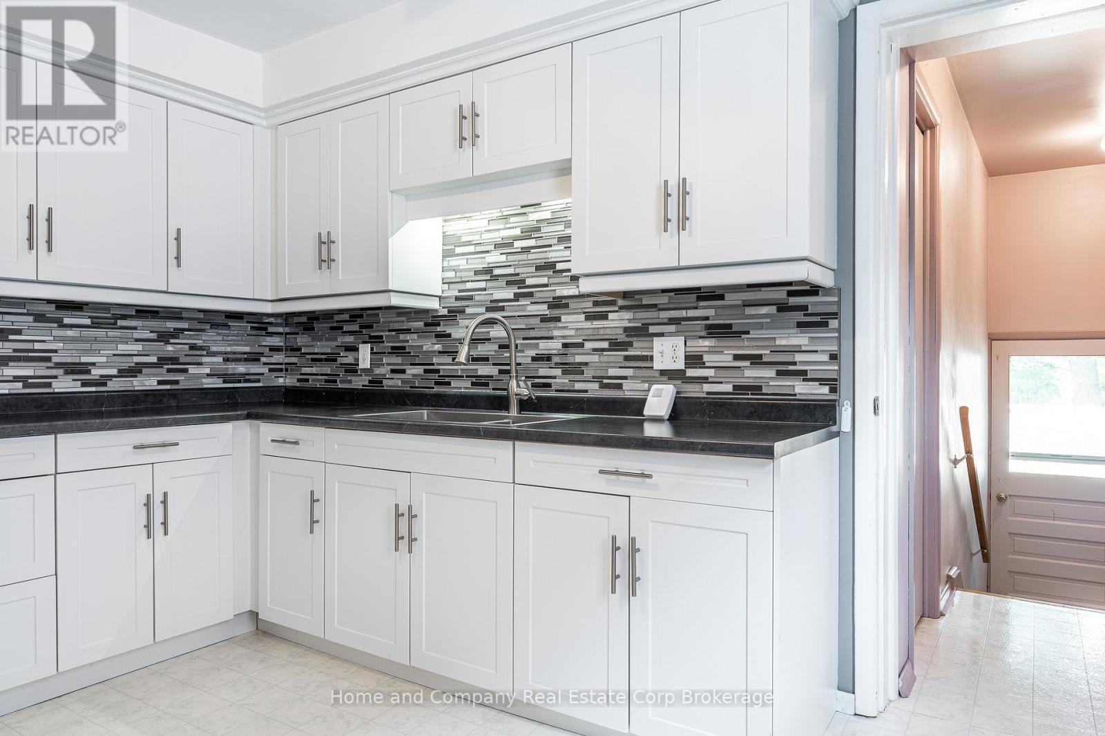 216 DOUGLAS STREET - Image 10