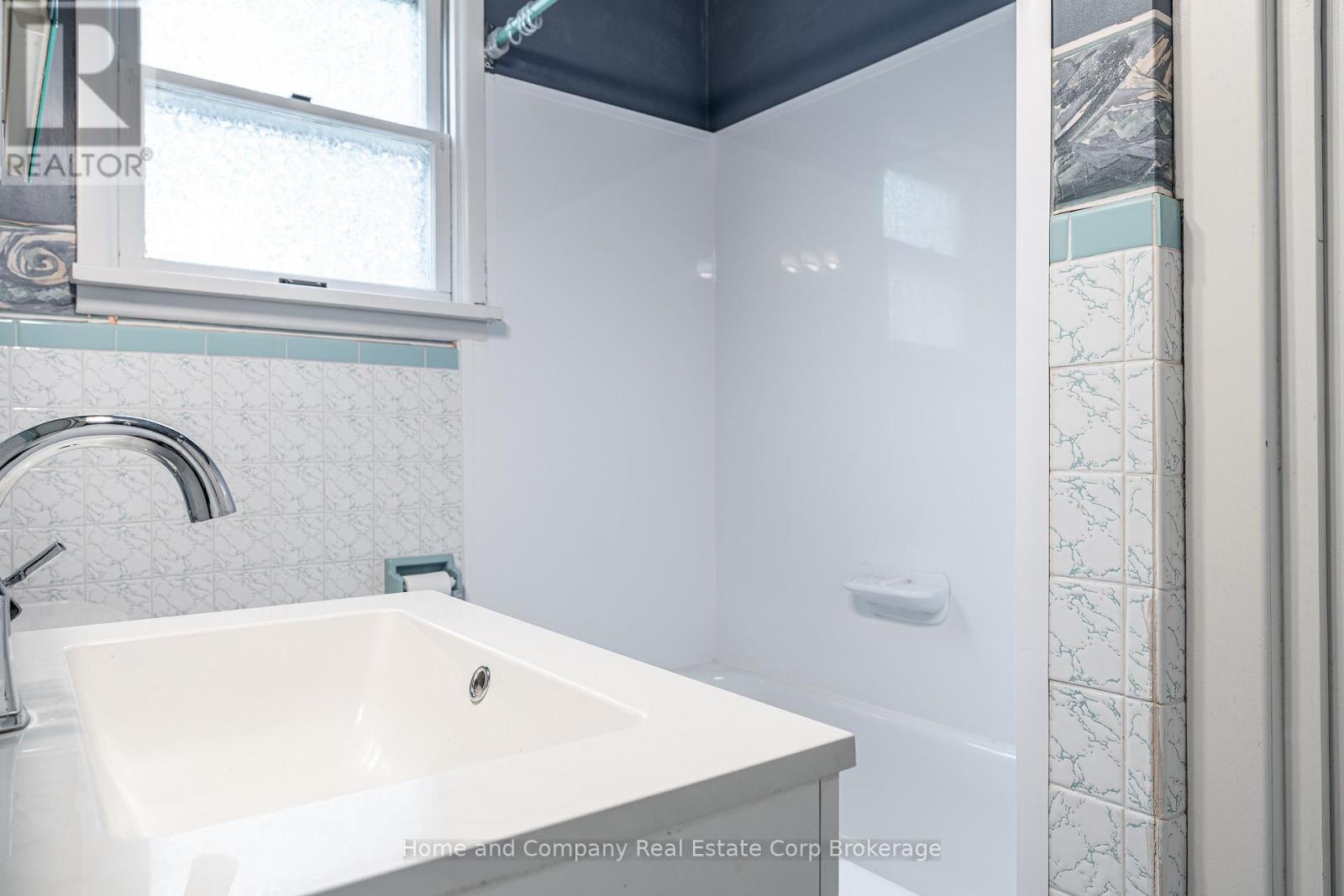 216 DOUGLAS STREET - Image 13