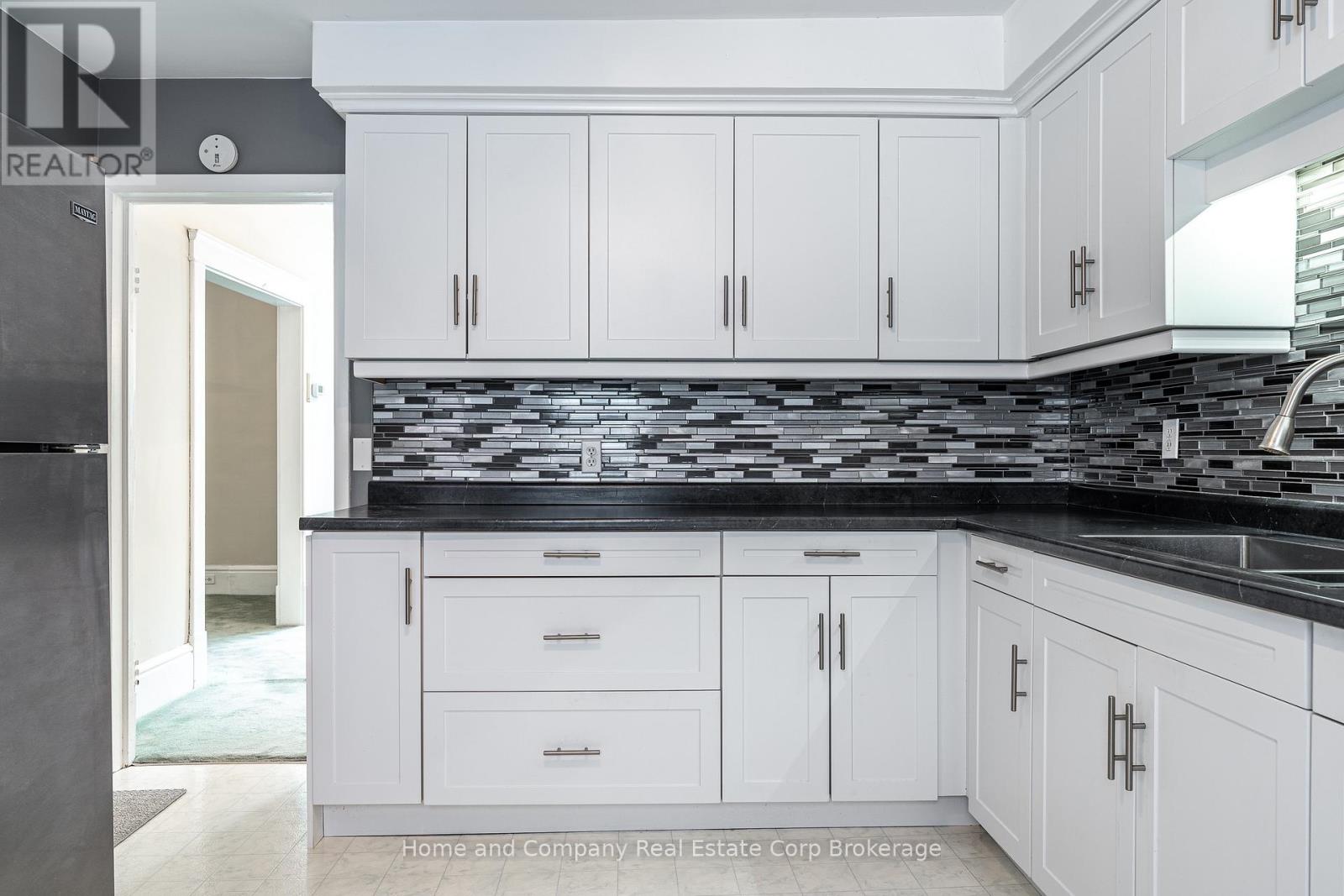 216 DOUGLAS STREET - Image 9