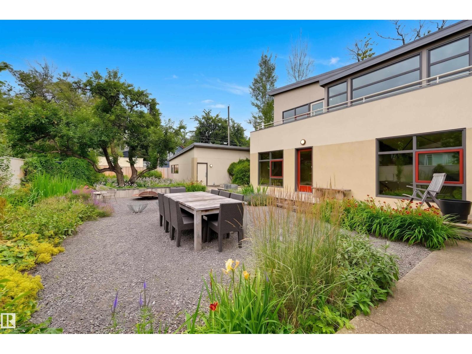 9758 86 Avenue NW - Photo 35