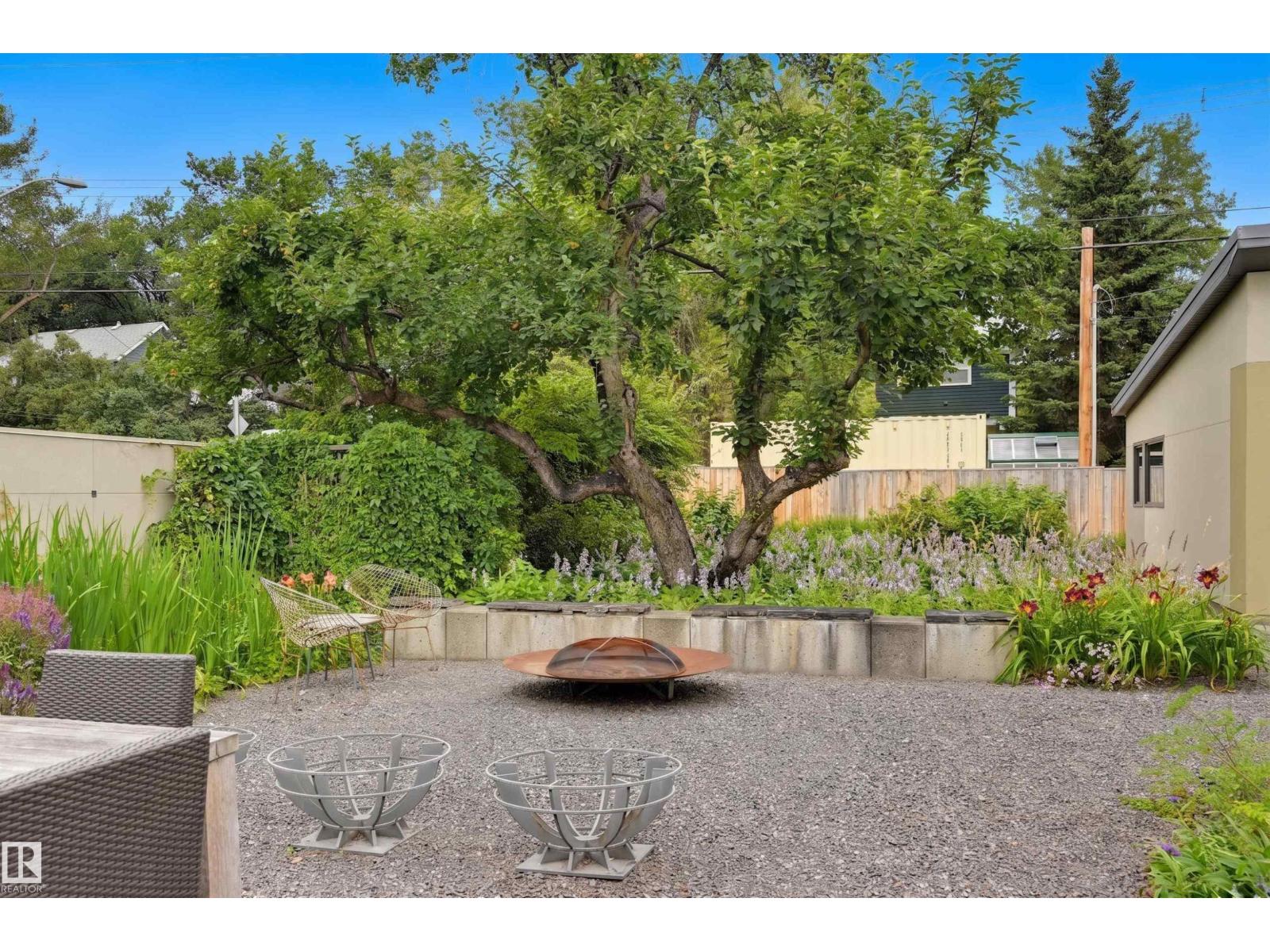 9758 86 Avenue NW - Photo 36