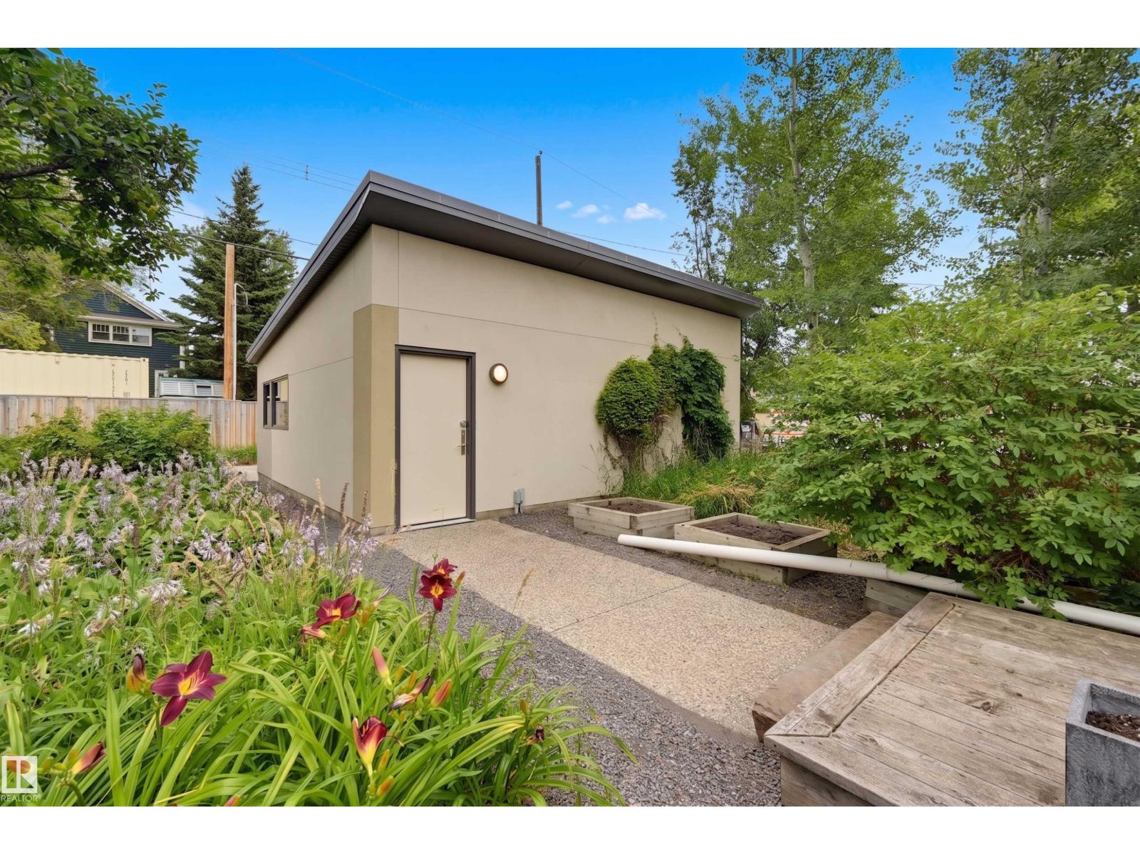 9758 86 Avenue NW - Photo 41
