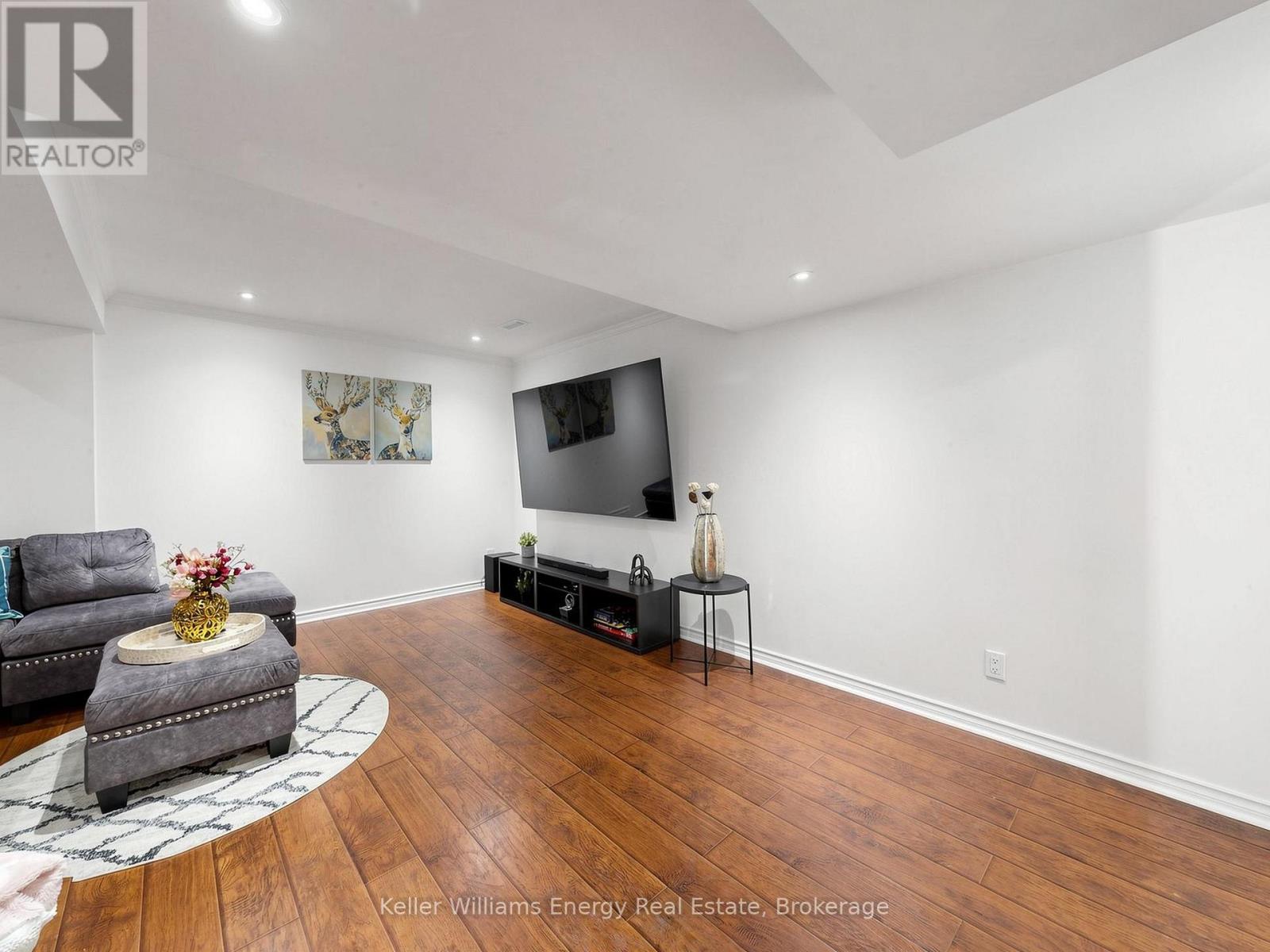 16 DONLEVY CRESCENT - 34