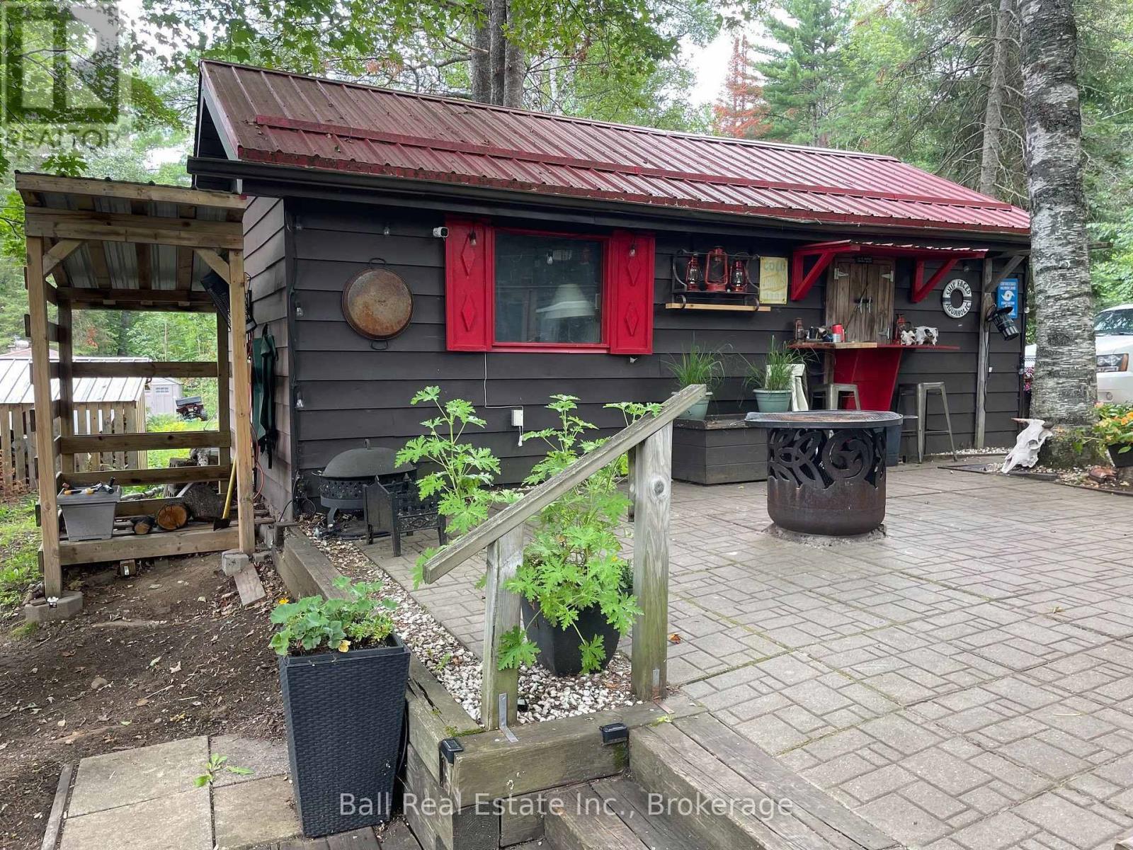 1046 EDITH CRESCENT - Image 22