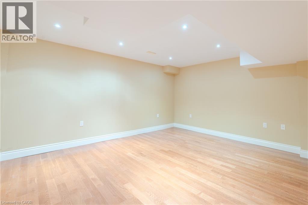 79 MOORLAND Crescent - Image 32