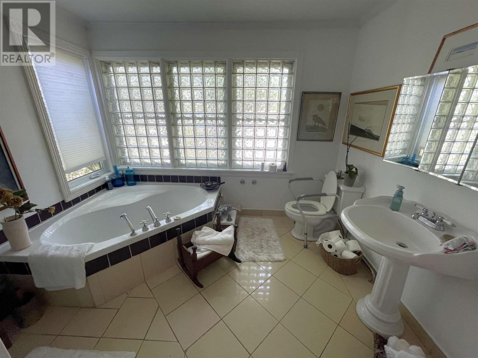 73 Hutchison AVE - Image 18