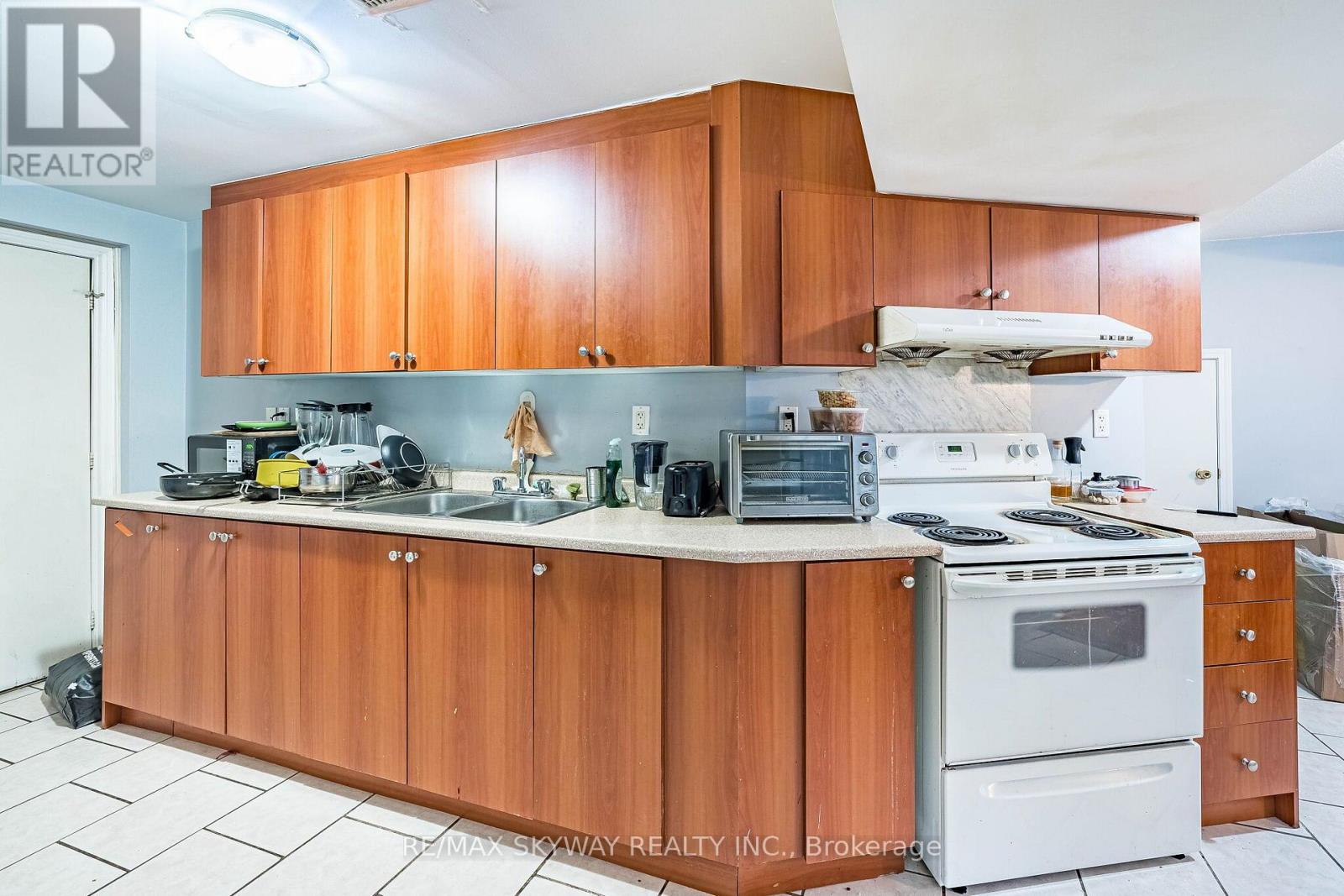18 LONG MEADOW ROAD - 34
