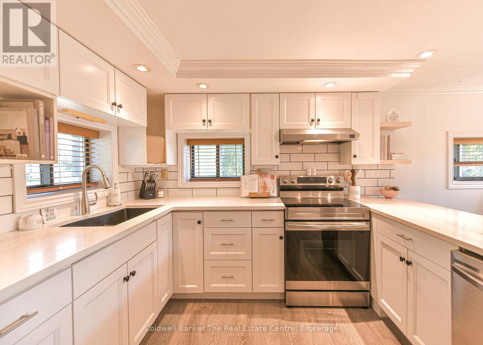 810 JOHN STREET N - Image 10