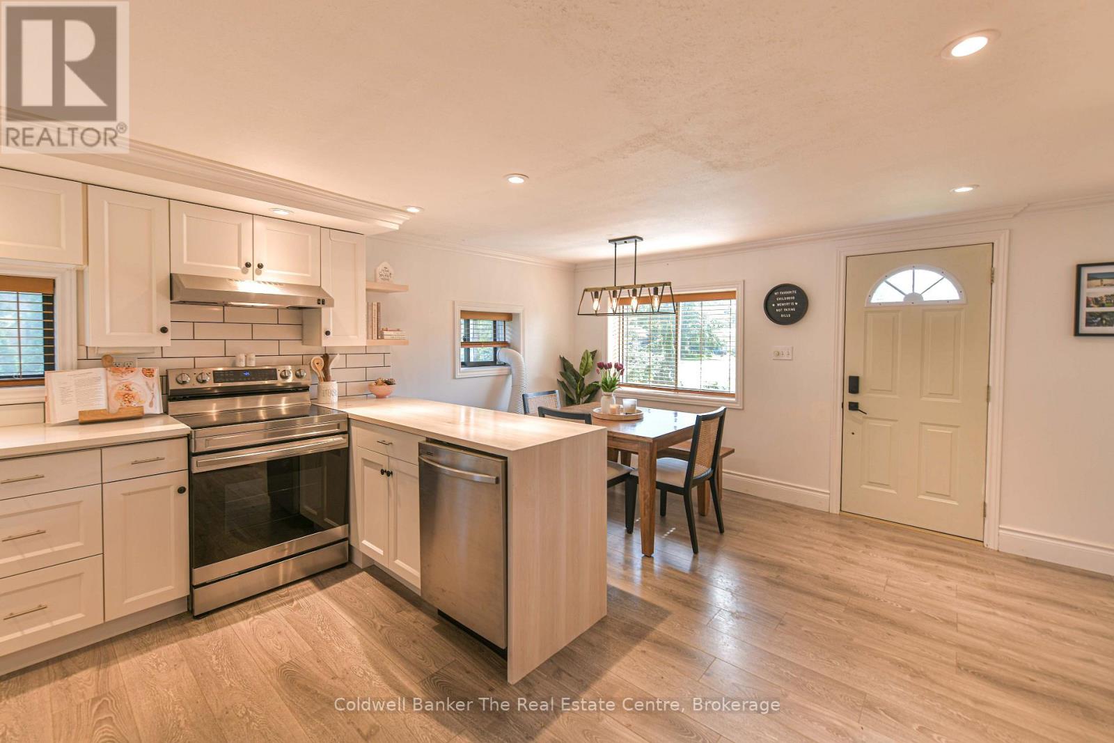 810 JOHN STREET N - 12